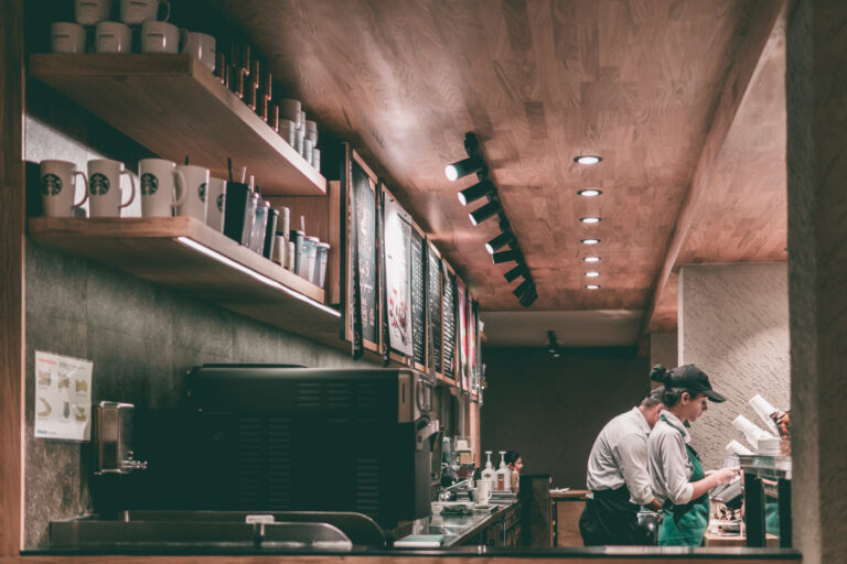 El interior de una cafetería Starbucks.