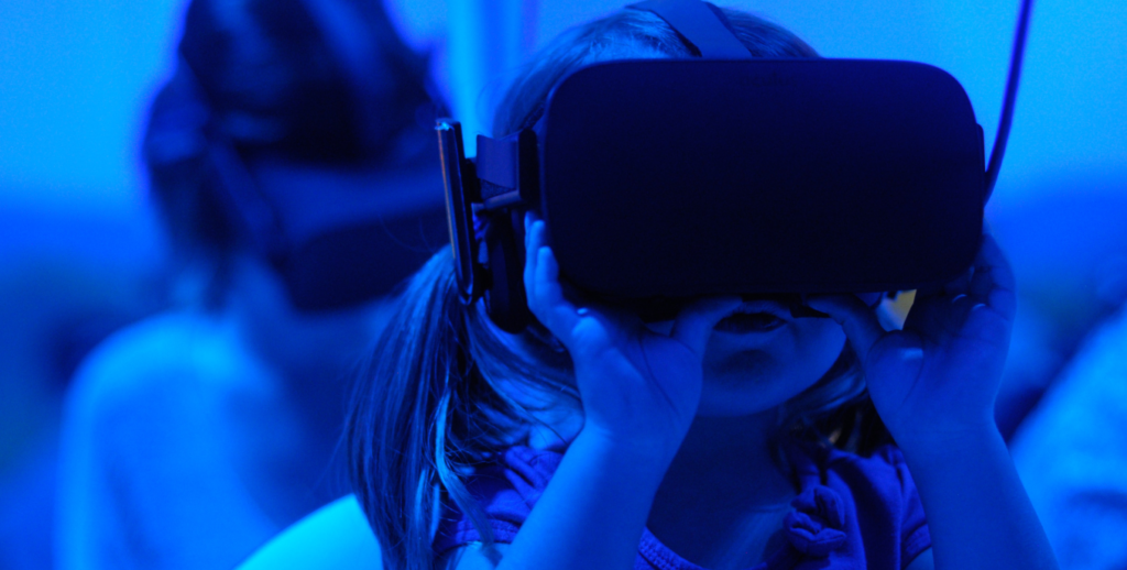 Niños prueban unas gafas VR