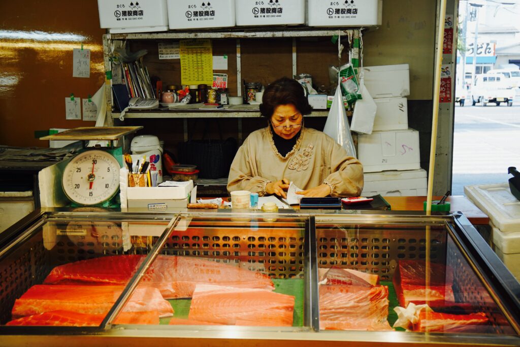 Mujer realizando la contabilidad de su negocio