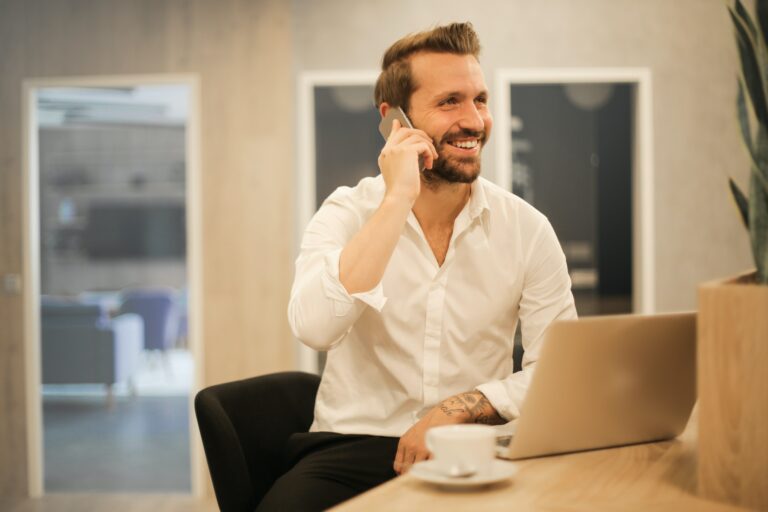 Hombre hablando por teléfono - mercado saturado