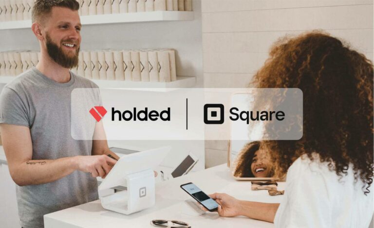 Hombre atendiendo a una clienta. Se ven los logos de Holded y Square