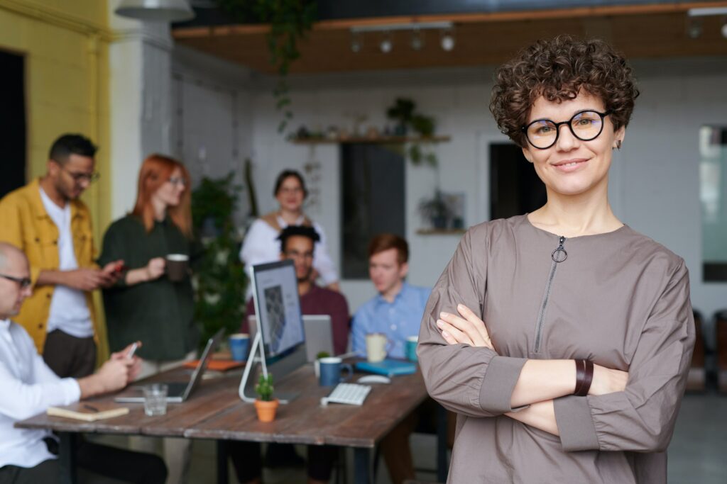 Mujer en una reunión de trabajo