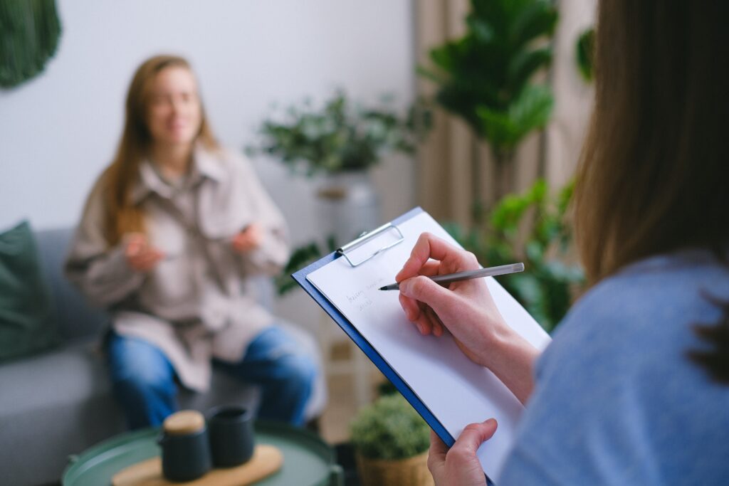 Mujer realizando encuesta de satisfacción a una clienta