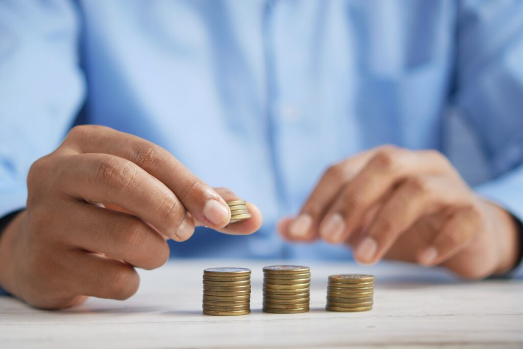 Hombre organizando monedas