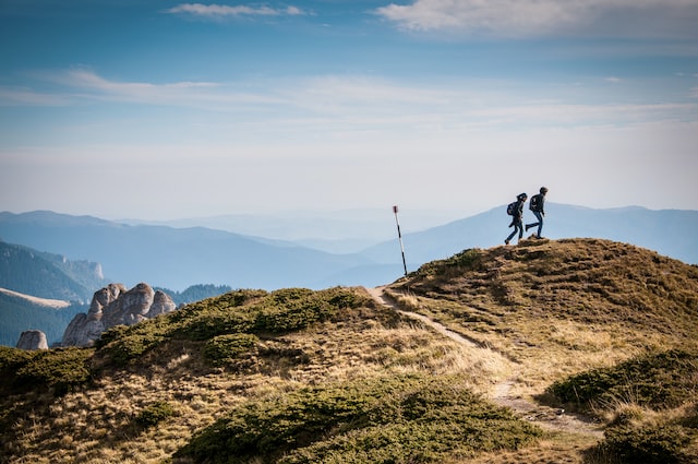 pareja escalando una montaña
