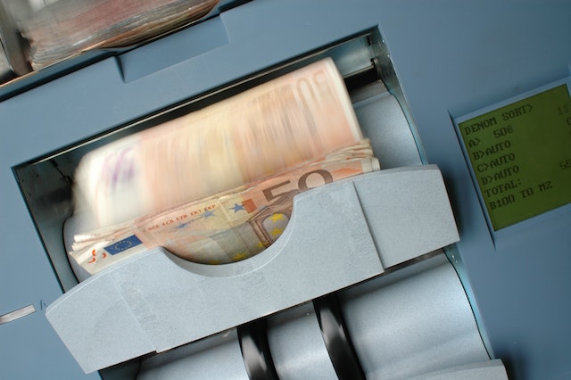 Contador de billetes en marcha
