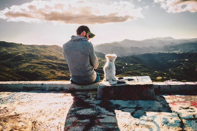 Hombre hablando con su perro