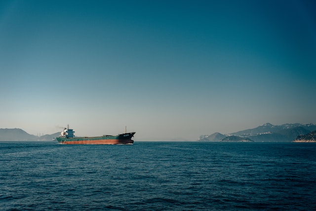 barco carguero en el mar