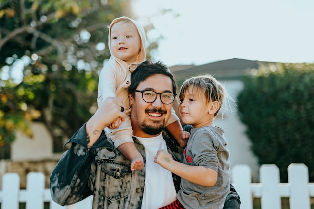 padre con dos niños