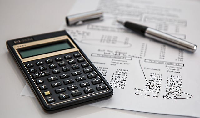 calculadora encima de una hoja de cuentas