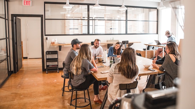 Varias personas reunidas alrededor de una mesa