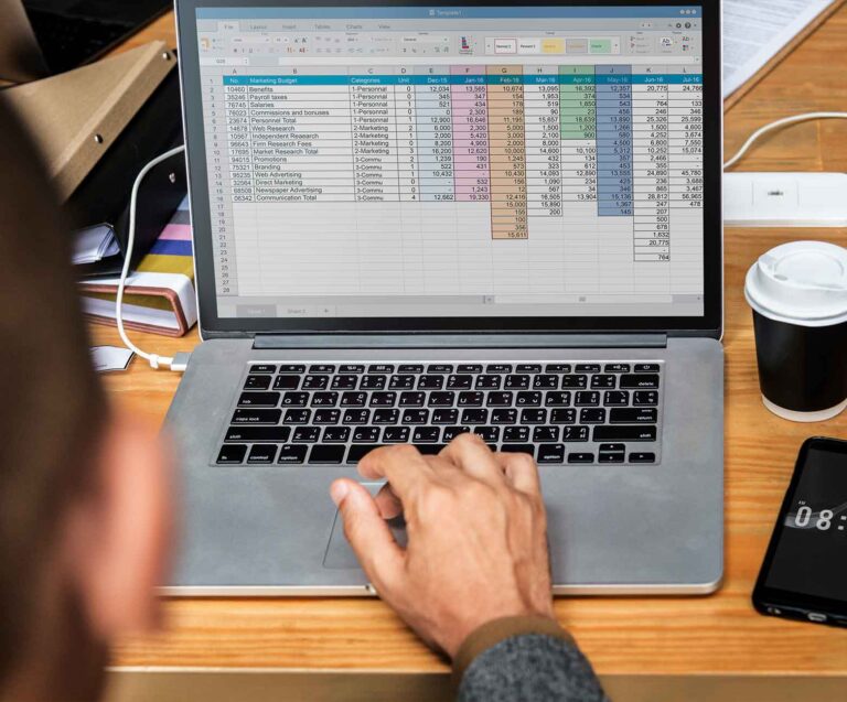 autonomo trabajando con un plantilla proforma en su ordenador