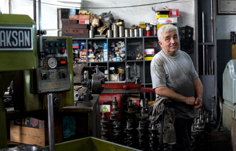 Un mecánico de tercera edad en su taller.